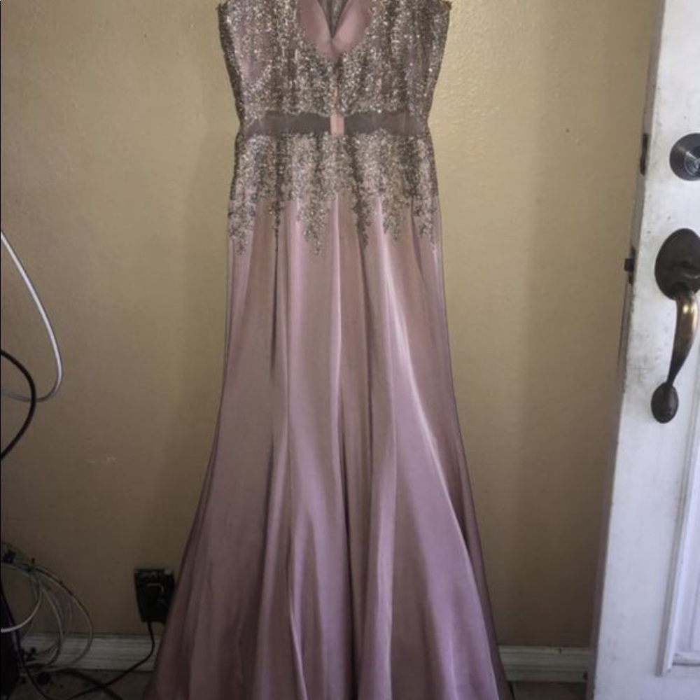 Formal dress - Picture 4 of 6